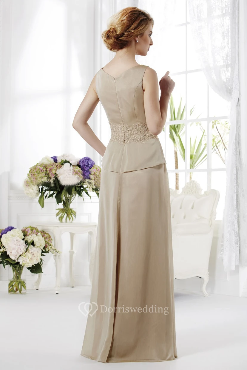 Ärmelloses, langes Brautmutterkleid mit V-Ausschnitt, Rüschen und Applikationen view 2