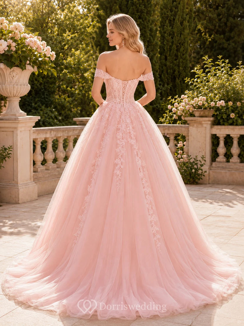 Vestido de fiesta de quinceañera romántico color rosa empolvado con hombros descubiertos, apliques de encaje y cola larga. view 2