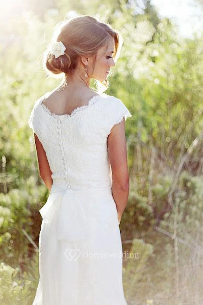 Robe fourreau en mousseline de soie à manches courtes et col festonné, avec ceinture. view 4