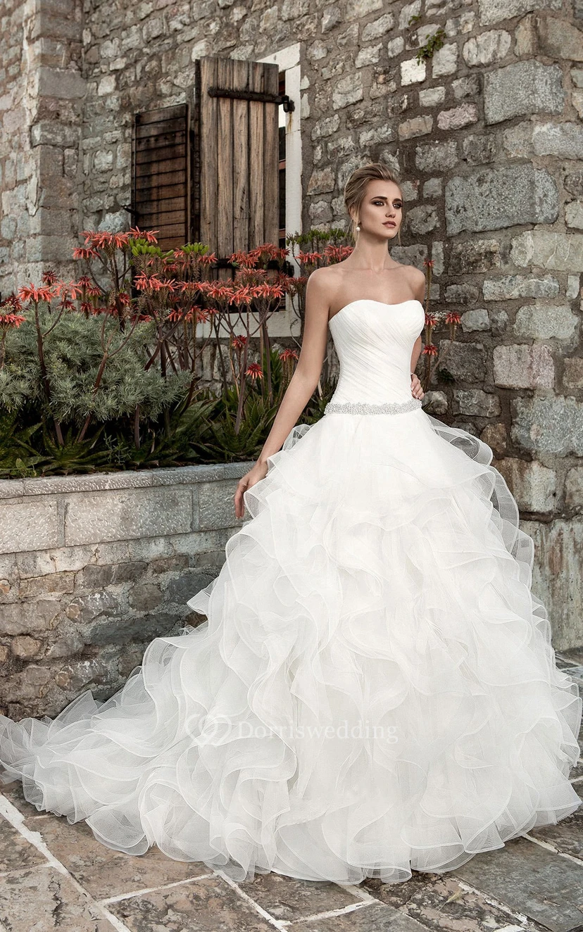 Vestidos de novia de organza sin mangas con volantes y corte en A, con fruncido.