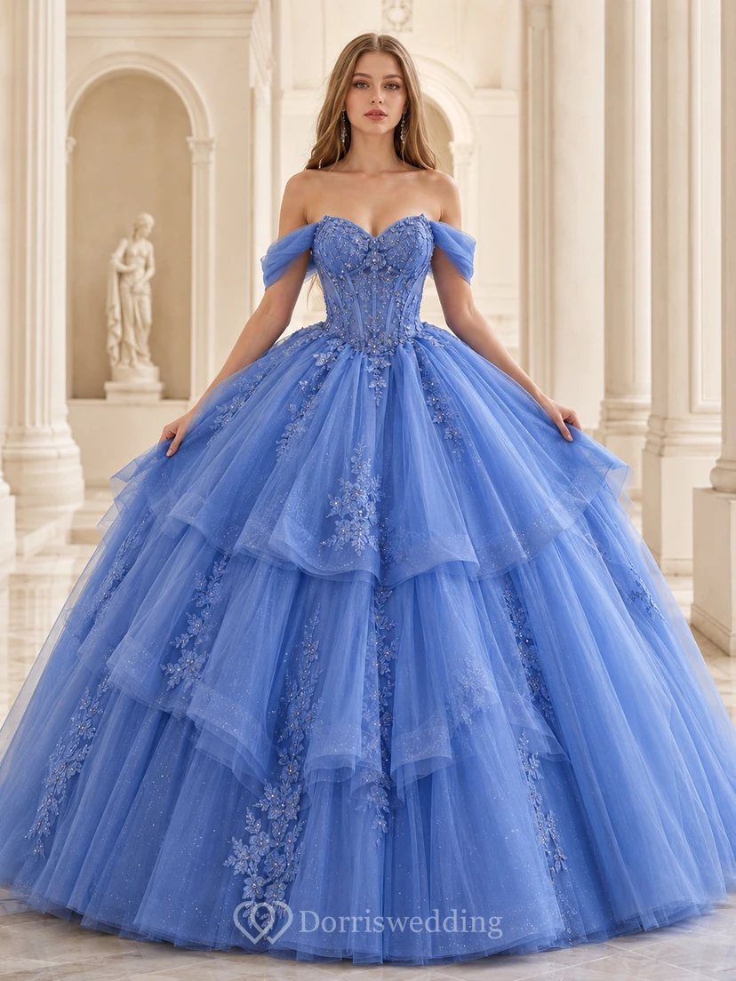 Robe de bal spectaculaire bleu roi à épaules dénudées, décolleté cœur et tulle cascade, style quinceañera