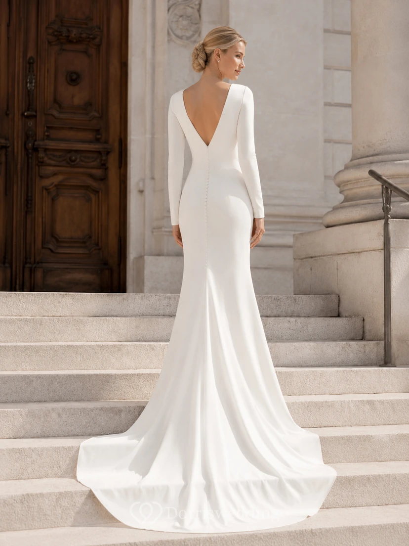 Langärmeliges, figurbetontes Brautkleid aus Crêpe mit U-Boot-Ausschnitt und tiefem V-Ausschnitt am Rücken view 2