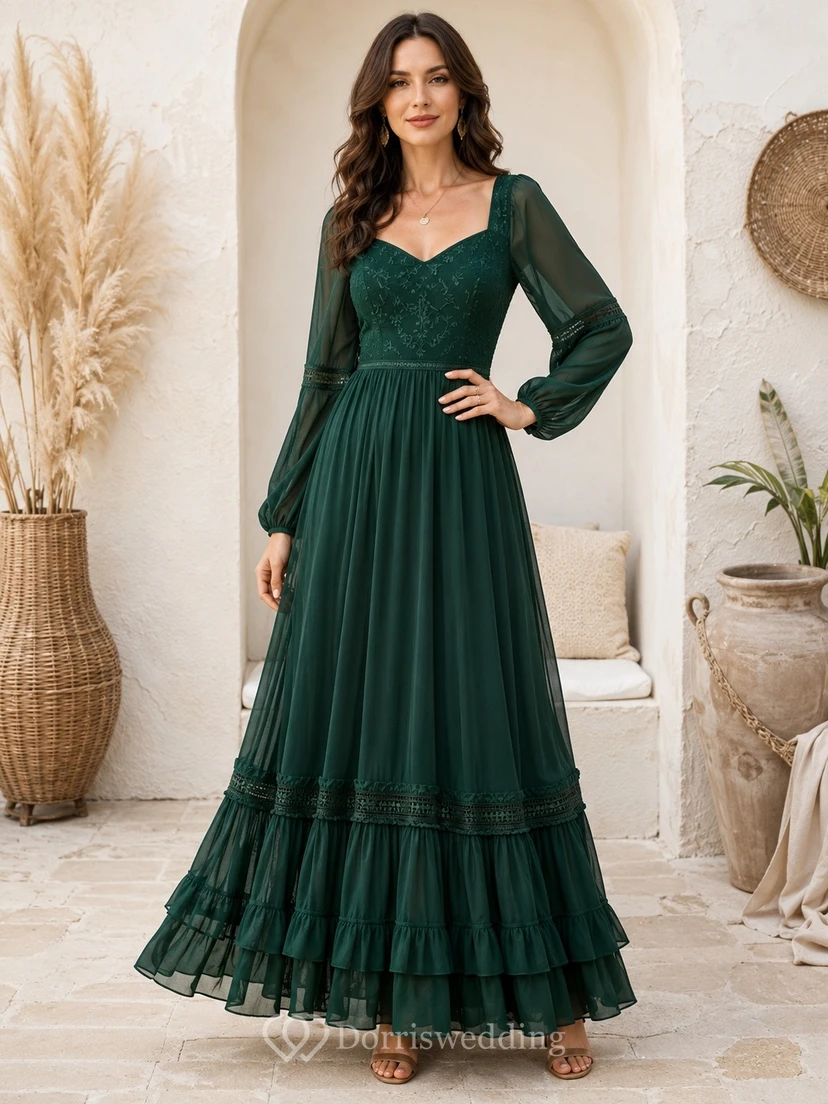 Boho-Maxikleid in Dunkelgrün mit eckigem Ausschnitt, langen Ärmeln und Stufenrock