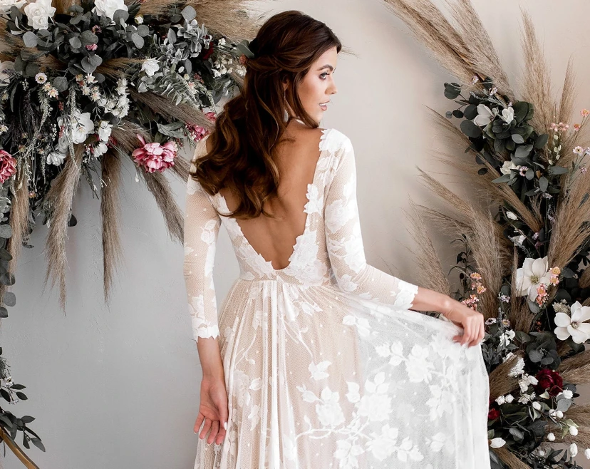 Robe de mariée bohème de plage à manches longues en dentelle, plissée empire, dos nu en V et manches longues en dentelle view 4