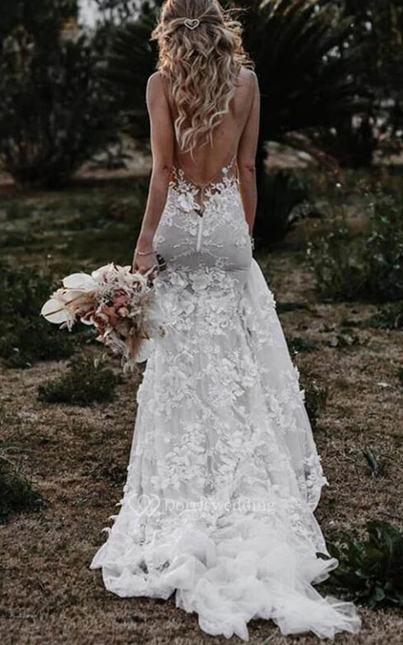 Robe de mariée champêtre sexy fourreau sans manches, dos nu en dentelle, décolleté plongeant et traîne. view 2