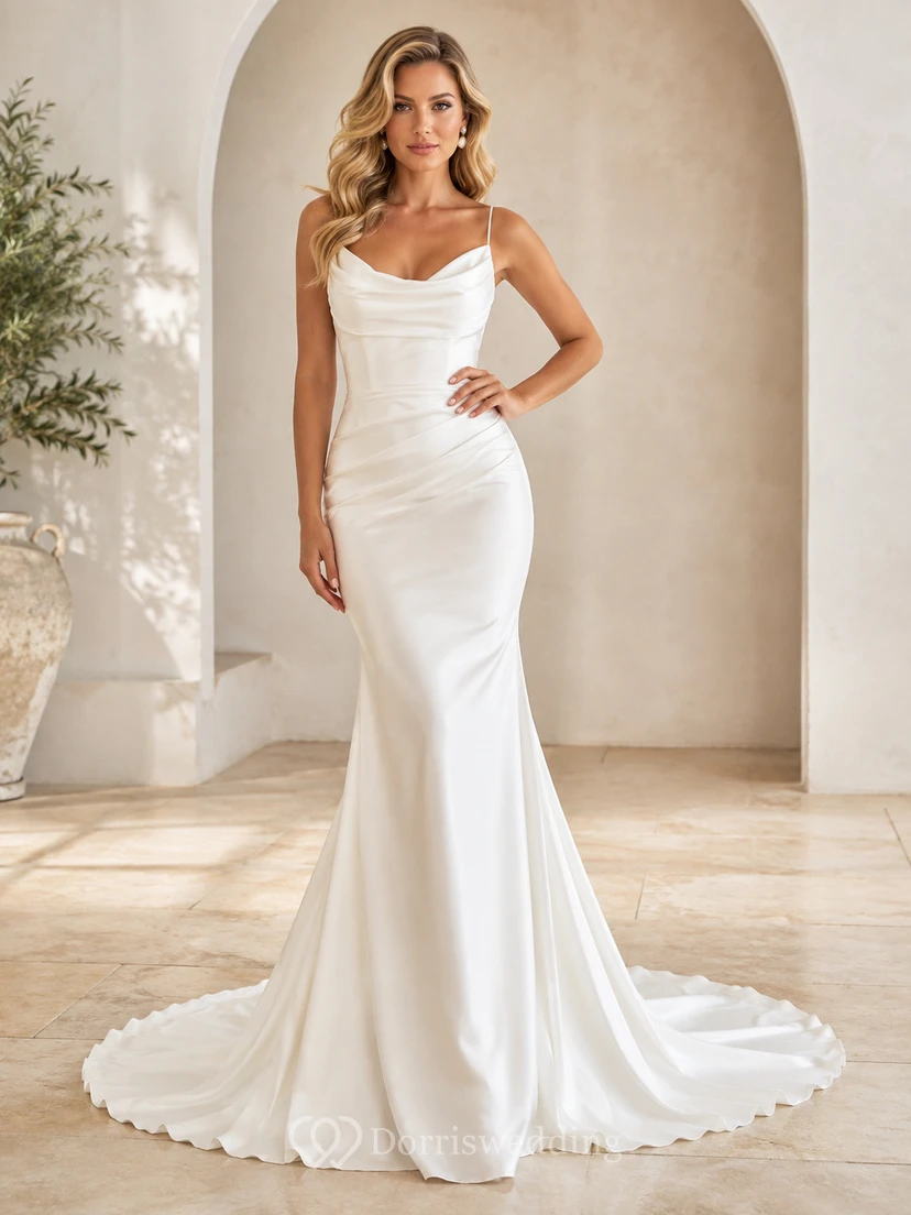 Robe de mariée sirène en satin à dos nu et bretelles spaghetti froncées, longue jusqu'au sol, avec traîne cathédrale et col bénitier