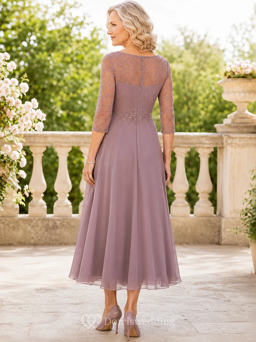 Elegantes Vintage-Brautkleid in Mauve-Spitze mit Illusion-Bateau-Ausschnitt, Dreiviertelärmeln, Perlenbesatz und A-Linien-Schnitt in Teelänge. view 2