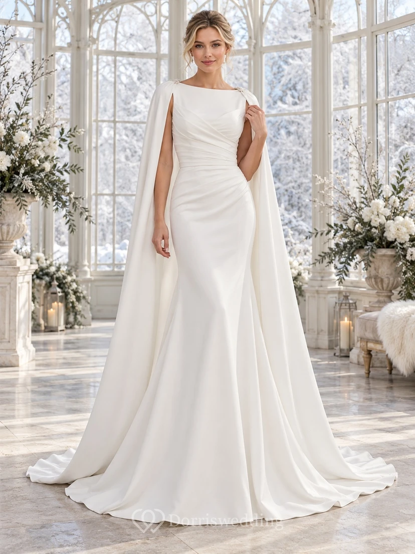 Vestido de novia sencillo de invierno con escote barco, capa de crepé y fruncido lateral.