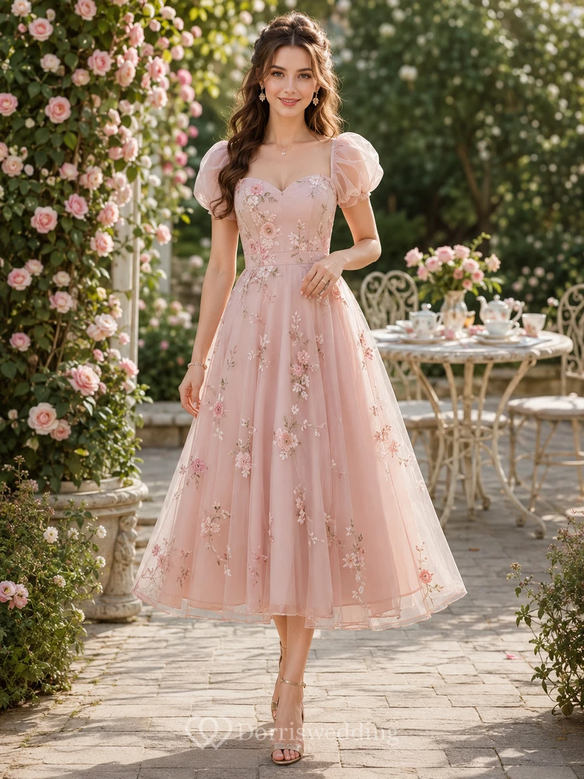 Vestido de fiesta adorable de corte A, largo hasta la rodilla, con estampado floral y mangas abullonadas, en tono rosa empolvado.