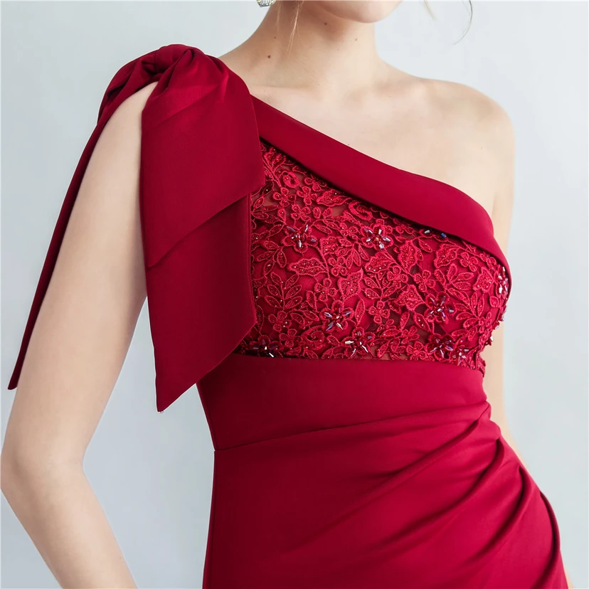 Elegantes Abendkleid aus Spitze mit Strassbesatz, Perlenverzierungen, schräger Schulterpartie, römischem Kragen und Seitenschlitz view 34