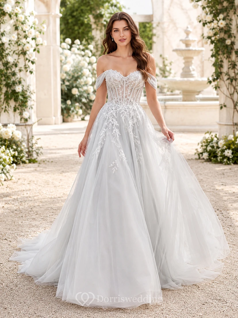 Robe de mariée champêtre en tulle et dentelle gris clair, épaules dénudées, corset, coupe trapèze.