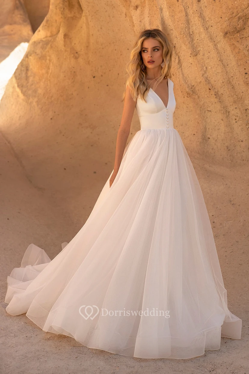 Robe de mariée simple en tulle, coupe trapèze, sans manches, col en V avec boutons et dos en V
