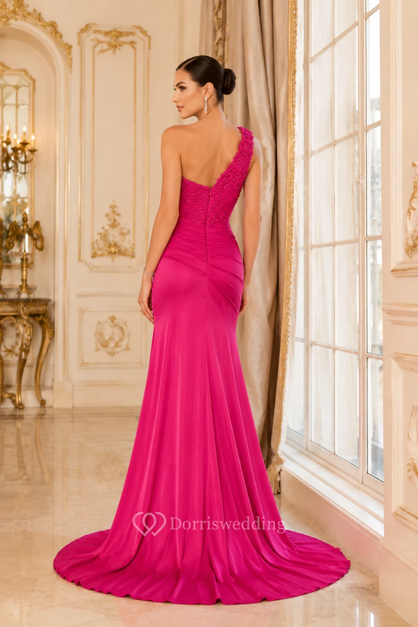 Robe de soirée sirène fuchsia asymétrique en satin avec fronces et fente haute view 2