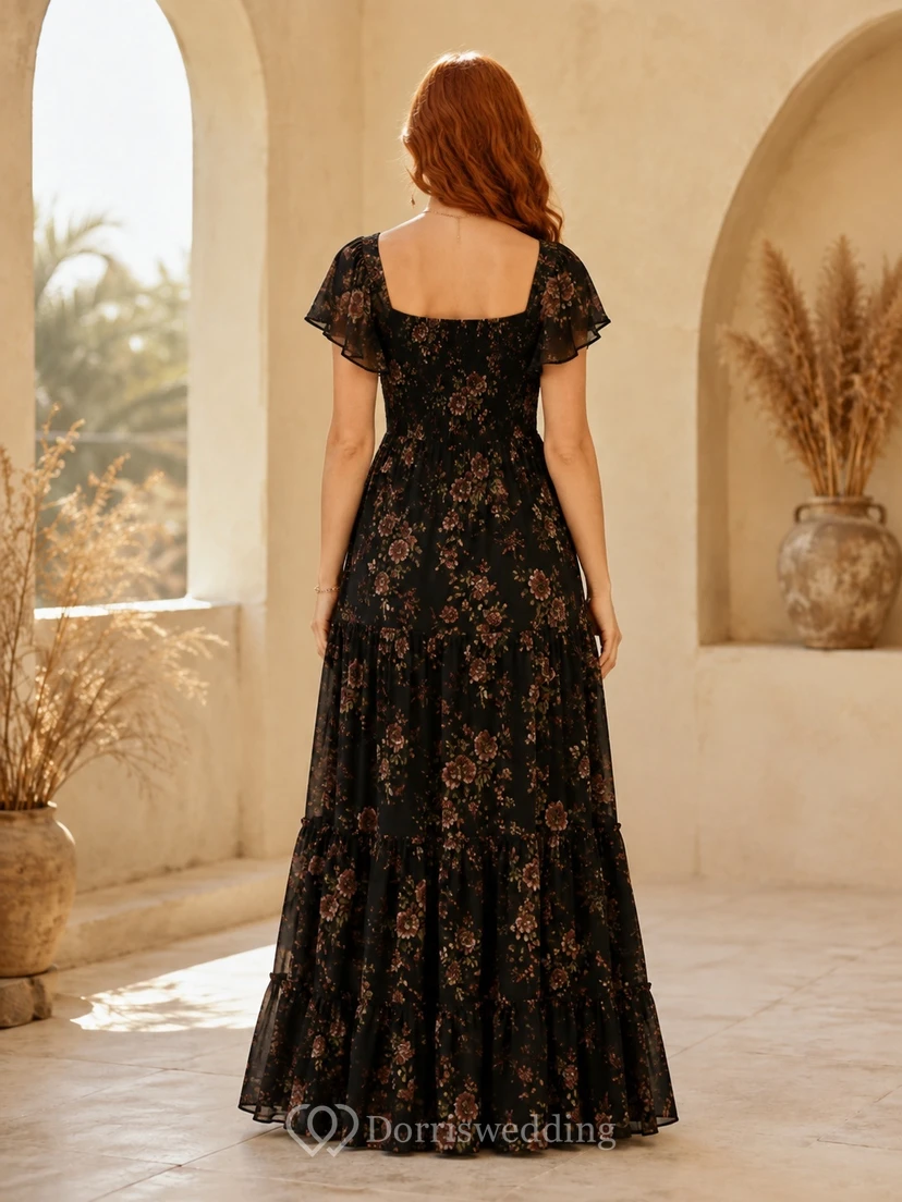 Vestido de invitada bohemio negro con estampado floral, cuello cuadrado, mangas con volantes y corte en A hasta el suelo. view 2