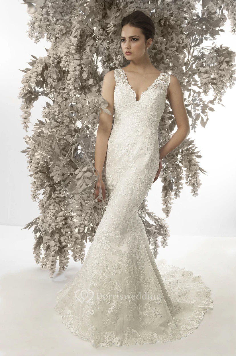 Mermaid V-Neck Appliqued Sleeveless Lace Wedding Dress With Court Train