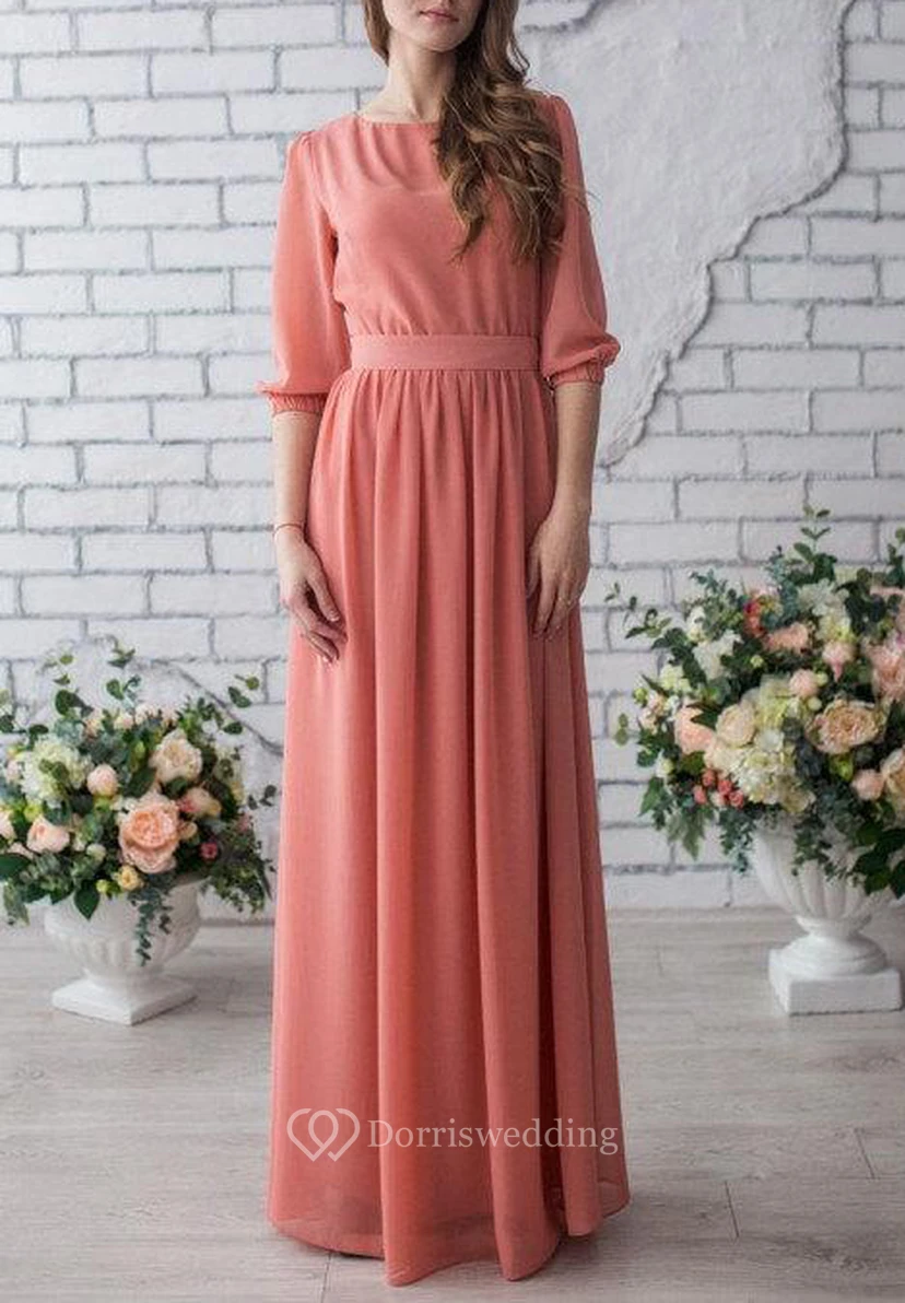 Langes, pfirsichfarbenes Chiffonkleid mit Ärmeln für besondere Anlässe, z. B. für Hochzeiten oder als Kleid für die Mutter der Braut.