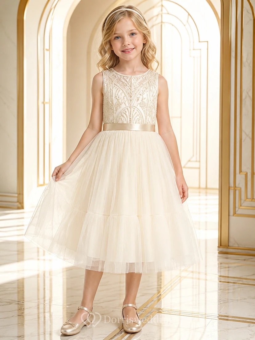 Vestido de niña de flores color marfil, sin mangas, largo hasta la rodilla, corte en A, con bordado geométrico de cuentas, cinturilla de satén y falda de tul escalonada.