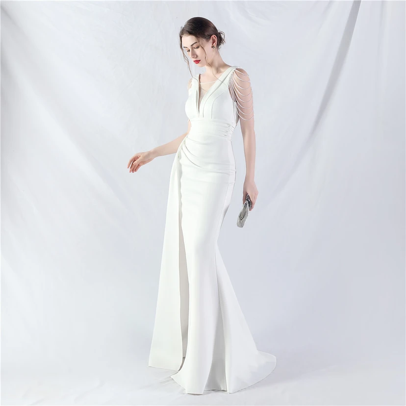 Ein Abendkleid aus insgesamt 8 Farben, gefertigt mit aufwendiger Satinfalttechnik und Perlenstickerei. view 58