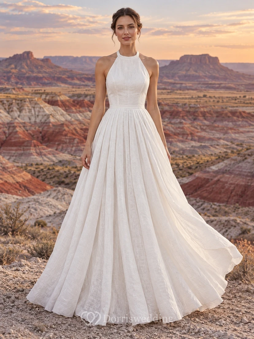 Vestido de novia sencillo de largo completo, sin mangas, con cuello alto, escote halter y corte en A, confeccionado en mezcla de lino y con pliegues.