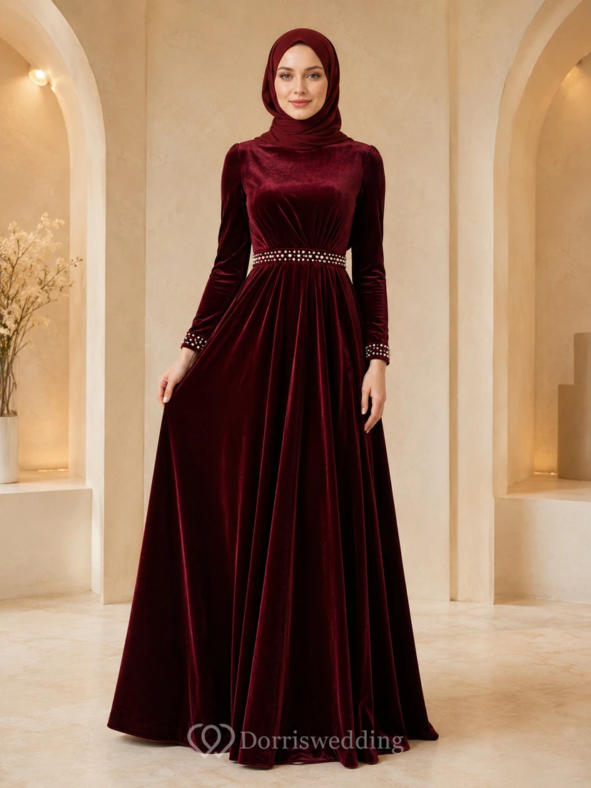 Schlichtes burgunderrotes, hochgeschlossenes, langärmeliges, perlenbesetztes Samt-Abendkleid in A-Linie mit Hijab-Abendkleid-Stil, bodenlang.