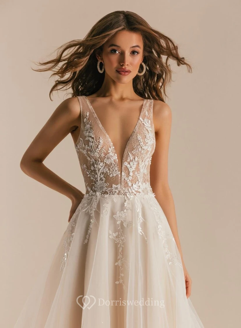 Robe de mariée vaporeuse et sexy en tulle, décolleté en V, sans manches, coupe trapèze, en tulle. view 4