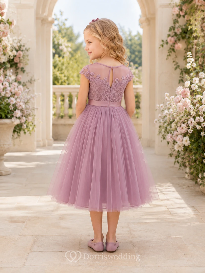 Robe de demoiselle d'honneur en tulle et dentelle mauve, coupe trapèze, manches courtes, nœud et appliques florales view 2