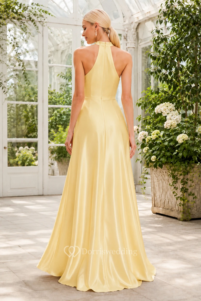 Vestido formal de satén color narciso con escote halter, corte en A, cuello alto y falda hasta el suelo. view 2