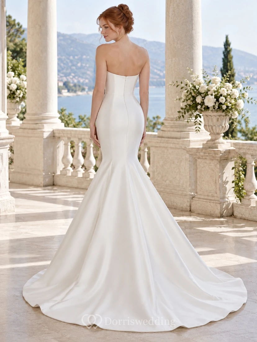 Robe de mariée sirène simple sans bretelles drapée en satin avec décolleté cœur et traîne courte view 2