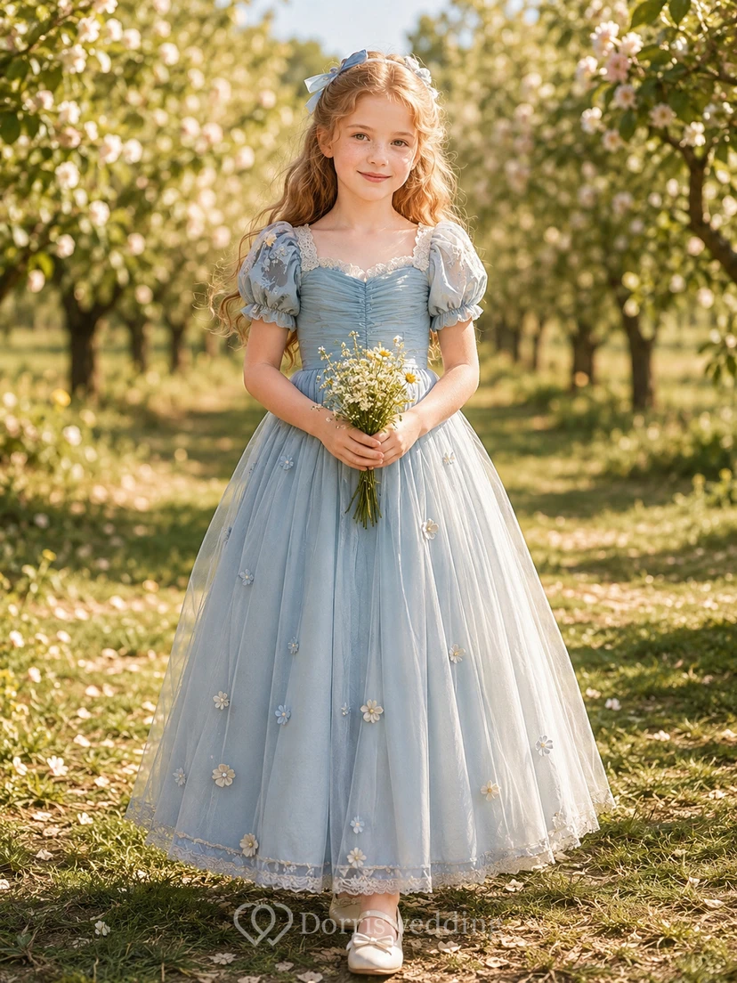 Robe de demoiselle d'honneur bleu ciel en dentelle et tulle, coupe trapèze, col rond, longueur thé