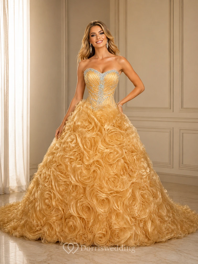 Vestido largo de organza con escote corazón, bordado floral, cola de cepillo, cremallera y cordones en la espalda.