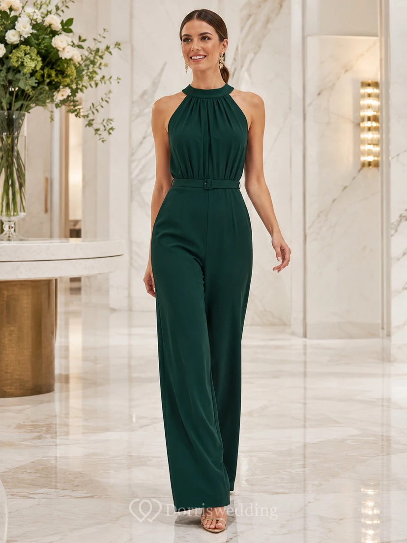 Dunkelgrüner, ärmelloser Jumpsuit aus Crêpe mit Neckholder, Raffungen und weitem Bein, bodenlang, für Firmenfeiern