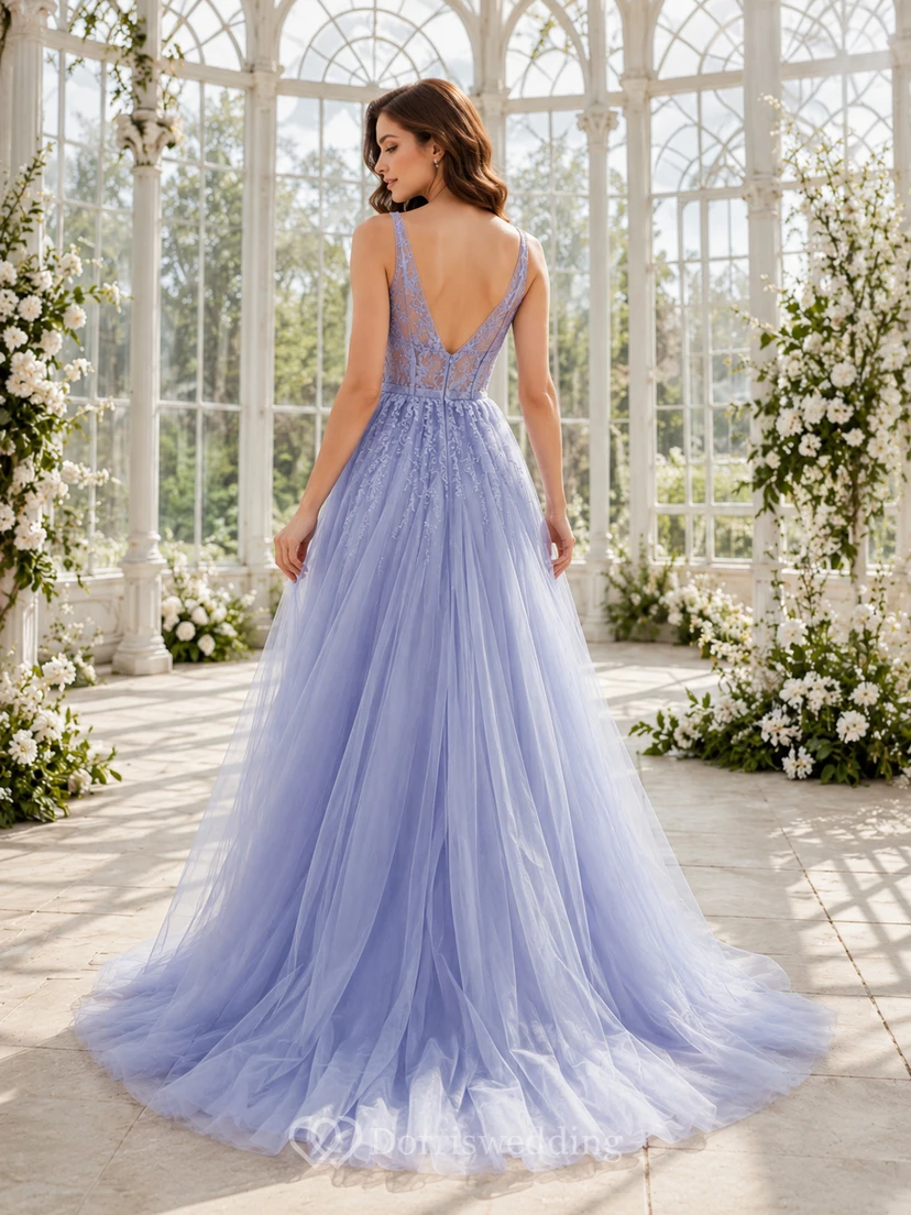 Robe de mariée trapèze en tulle lavande, décolleté plongeant en V, fente en dentelle view 2