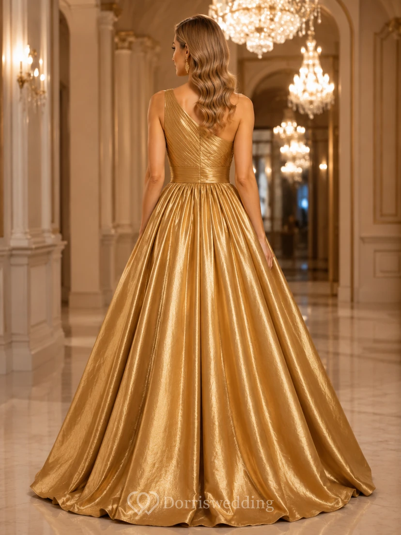 Elegante vestido de gala largo hasta el suelo, de un solo hombro, sin mangas, de satén metálico, color dorado metalizado. view 2