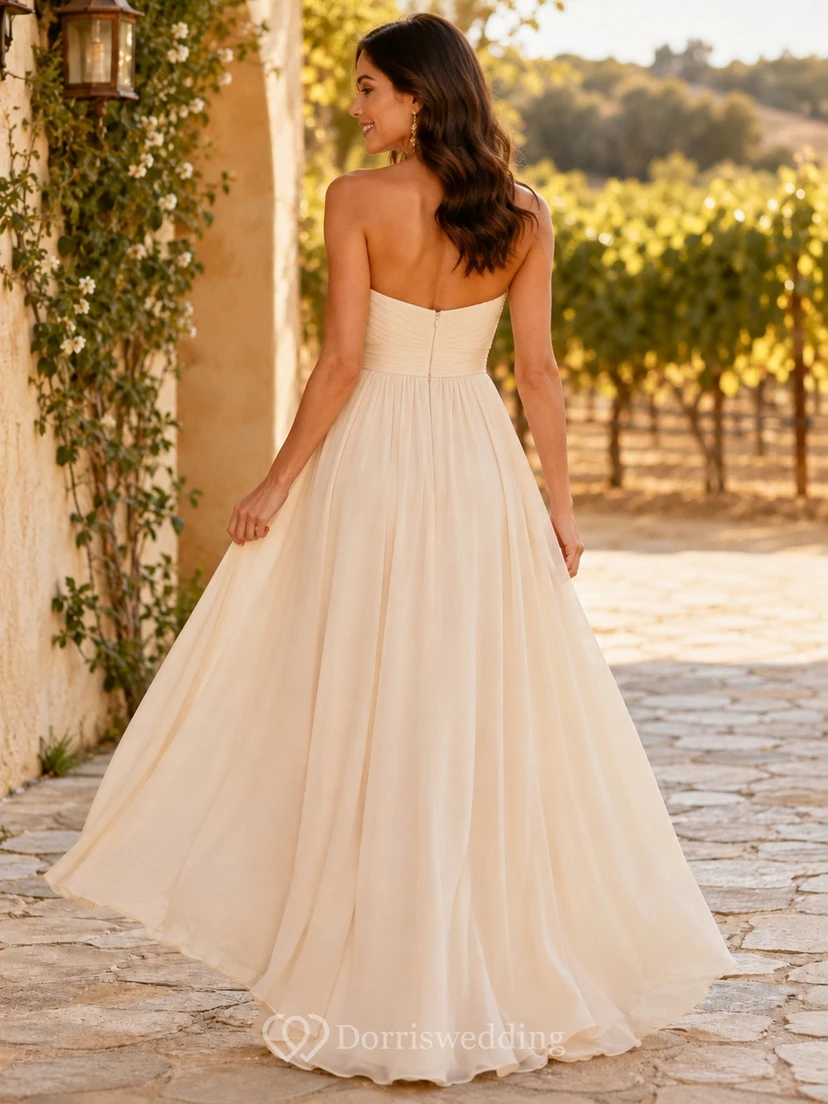 Robe de demoiselle d'honneur romantique bustier en mousseline champagne coupe trapèze, décolleté cœur view 2