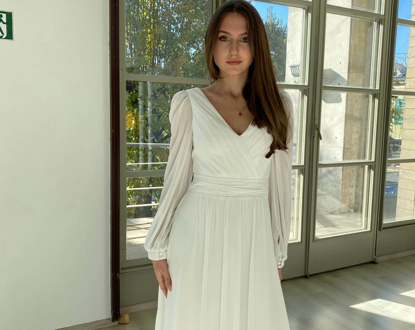 Einfaches Boho-Hochzeitskleid im Landhausstil mit V-Ausschnitt, langen Ärmeln und Raffungen aus Chiffon view 3
