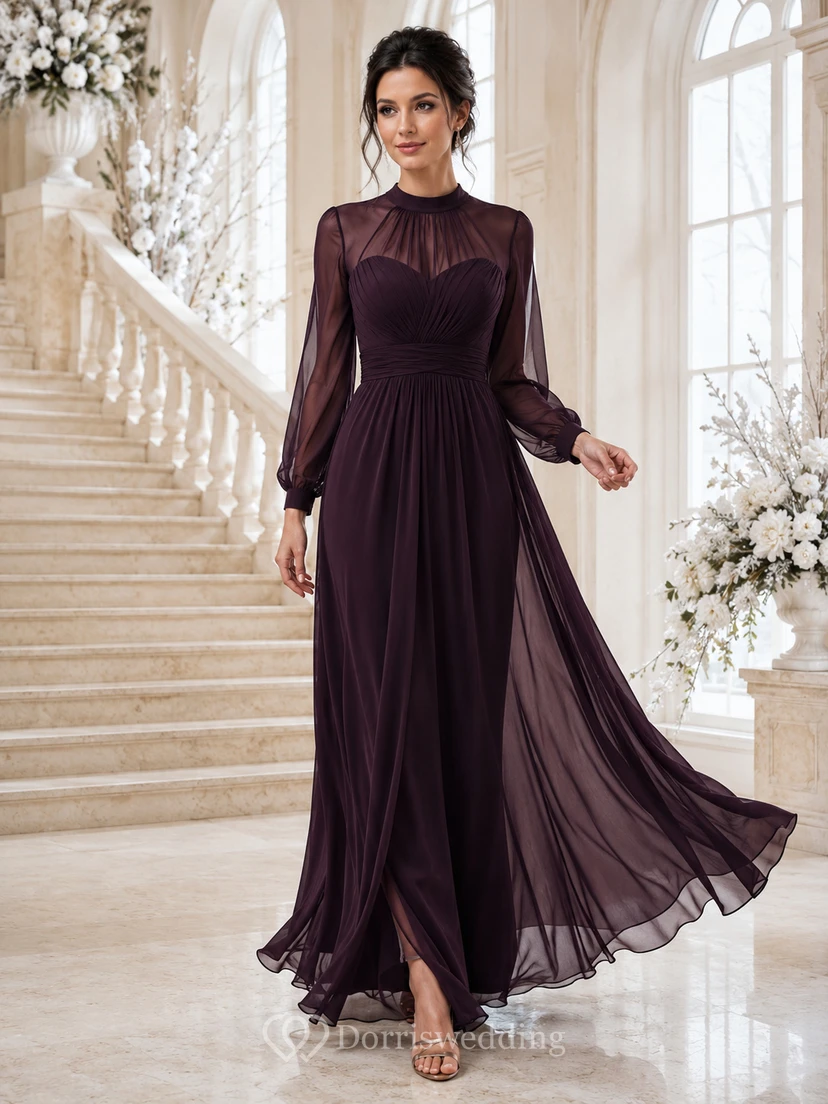 Vestido largo de gasa color ciruela con cuello alto y mangas de ilusión estilo poeta.