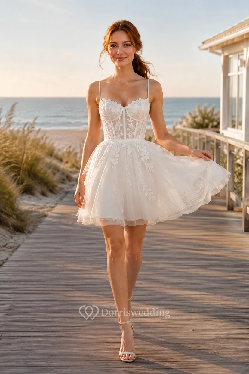 Robe de mariée courte en tulle et dentelle ivoire à fines bretelles spaghetti, coupe trapèze