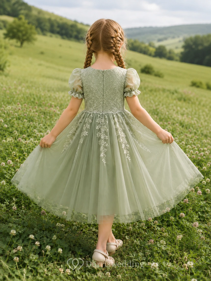 Blumenmädchenkleid aus salbeifarbenem Tüll, A-Linie, Rundhalsausschnitt, Teelänge, florale Applikationen view 2