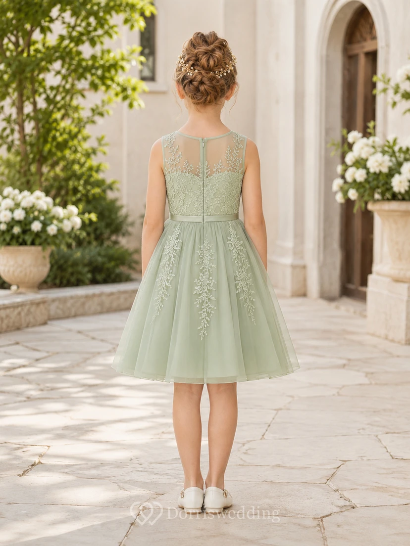 Blumenmädchenkleid aus Salbeigrüner Spitze und Tüll, A-Linie, ärmellos, eckiger Ausschnitt, knielang, mit floralen Applikationen view 2
