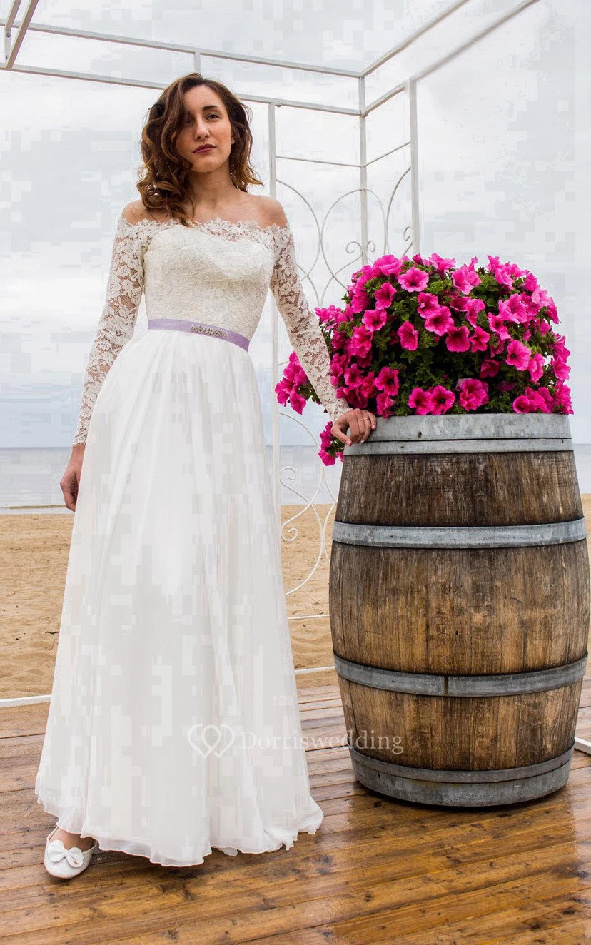 Schulterfreies, langärmeliges Spitzen- und Chiffonkleid mit Schleife view 2