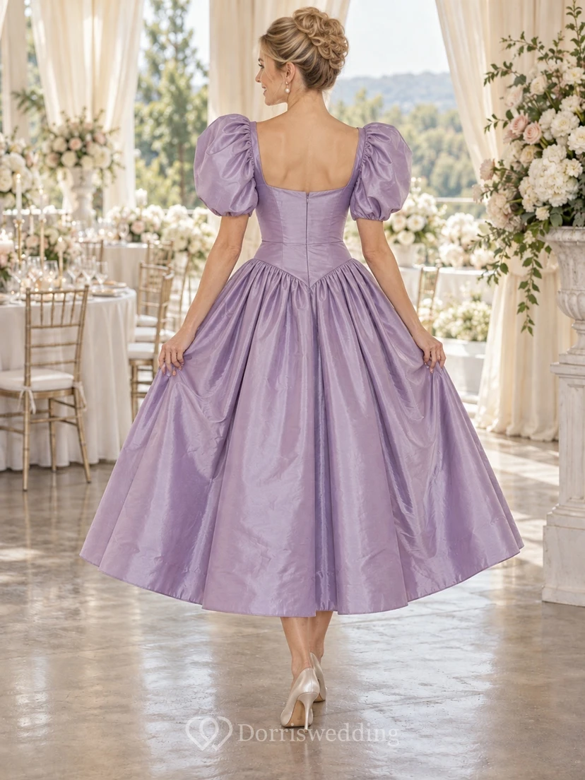 Vestido de dama de honor vintage de tafetán color lavanda, largo hasta la rodilla, escote corazón y mangas abullonadas. view 2