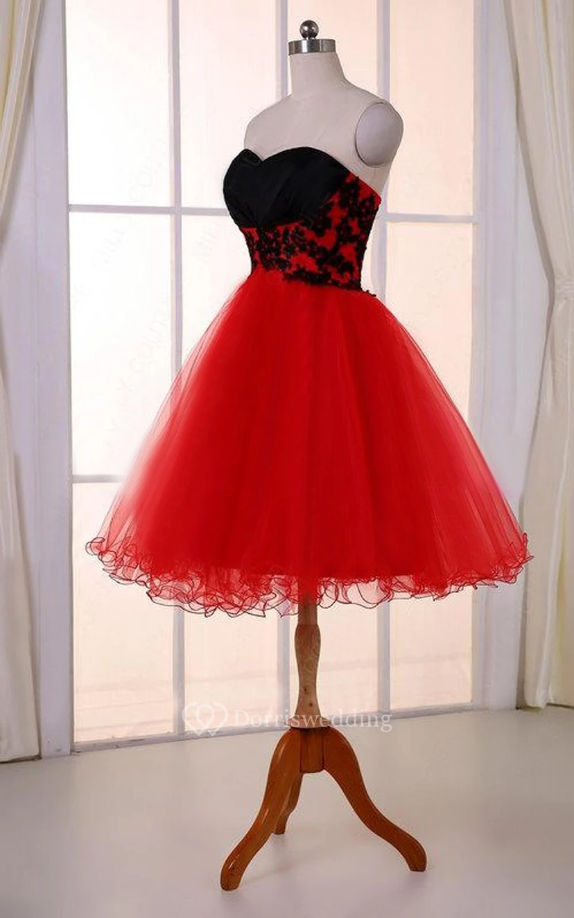 Knielanges Tüllkleid mit herzförmigem Ausschnitt und Applikationen view 2