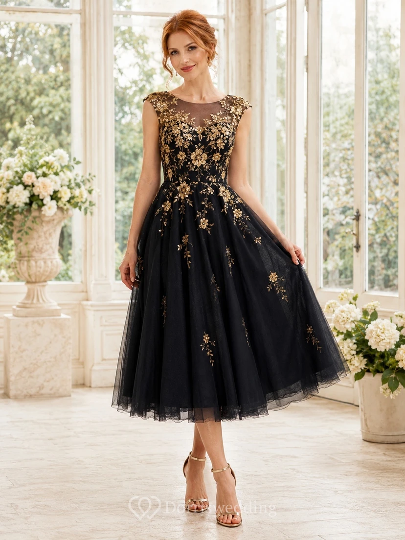 Vestido de noche romántico negro de corte A con estampado floral, encaje joya y sin mangas, largo hasta la rodilla.
