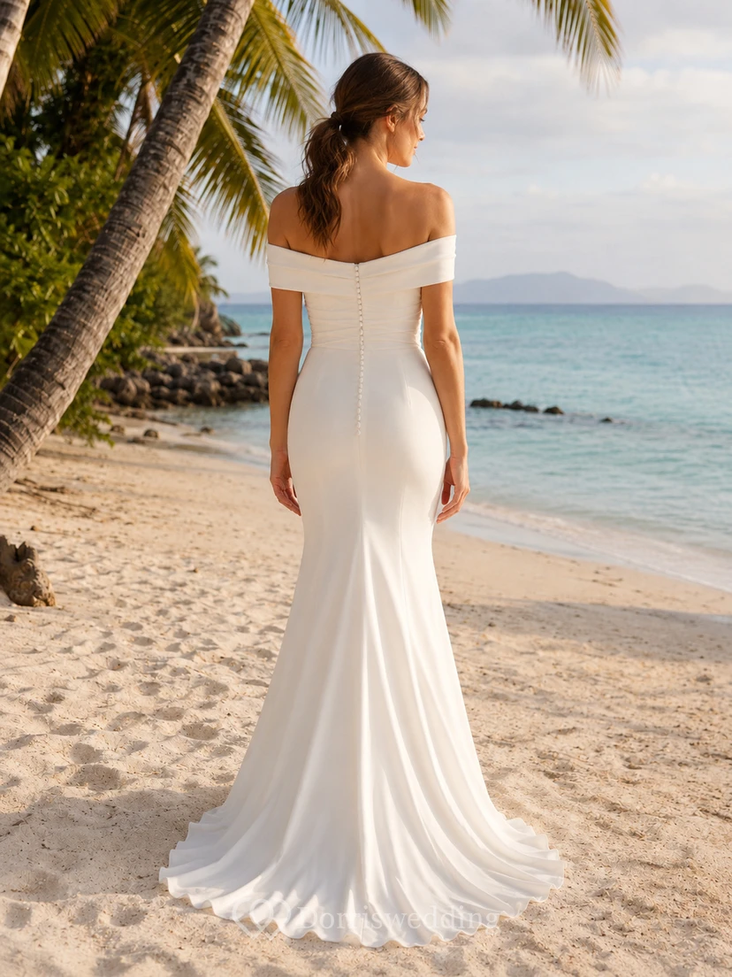 Robe de mariée de plage en satin drapé à épaules dénudées, coupe sirène, dos boutonné et traîne view 2