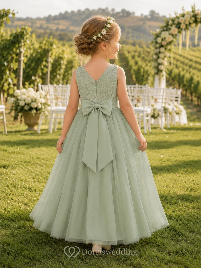 Robe de demoiselle d'honneur en tulle et dentelle sauge, coupe trapèze, sans manches, col en V, longueur midi, ornée d'un nœud. view 2