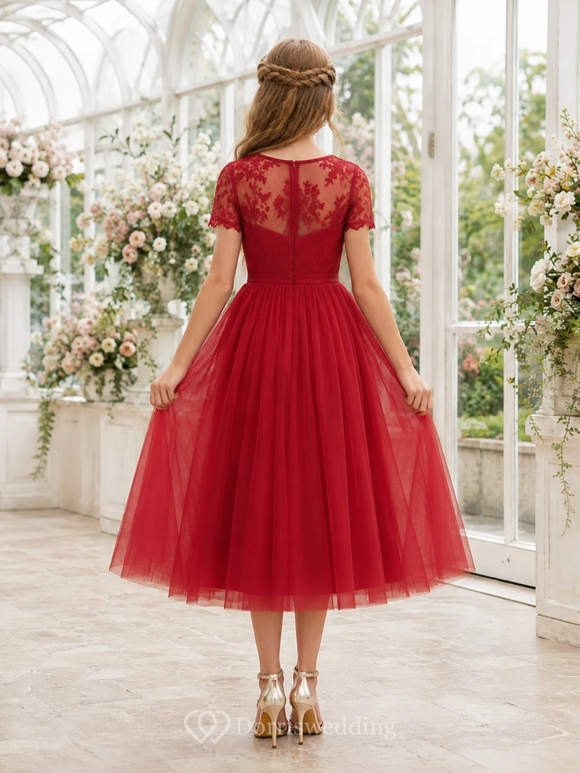 Vestido rojo de dama de honor juvenil, corte en A, largo hasta la rodilla, manga corta con detalle decorativo, estilo romántico. view 2