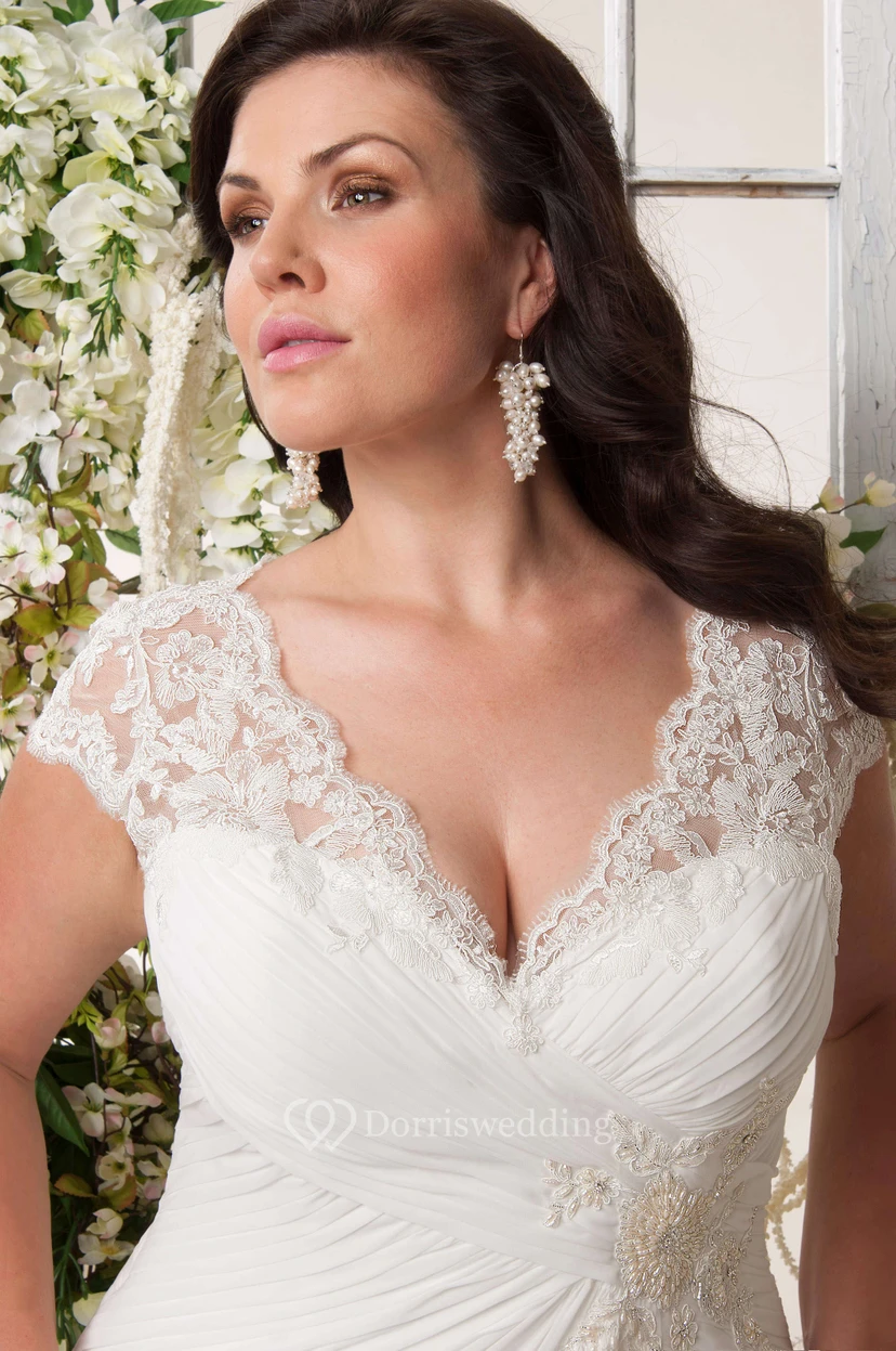 Chiffon-Brautkleid in Übergröße mit V-Ausschnitt, Applikationen, kurzen Ärmeln, Raffungen und Schlüssellochausschnitt view 3