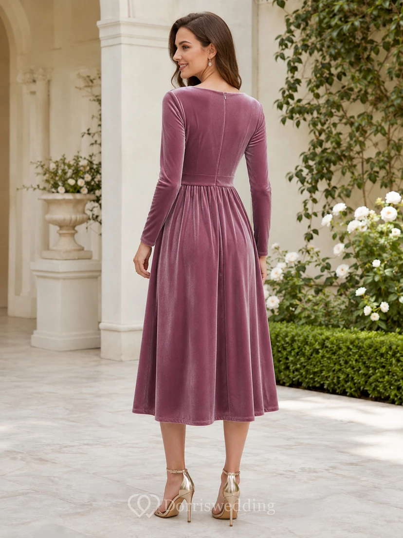 Vestido midi de terciopelo color malva con escote barco y manga larga, corte en A, ideal para invitadas. view 2