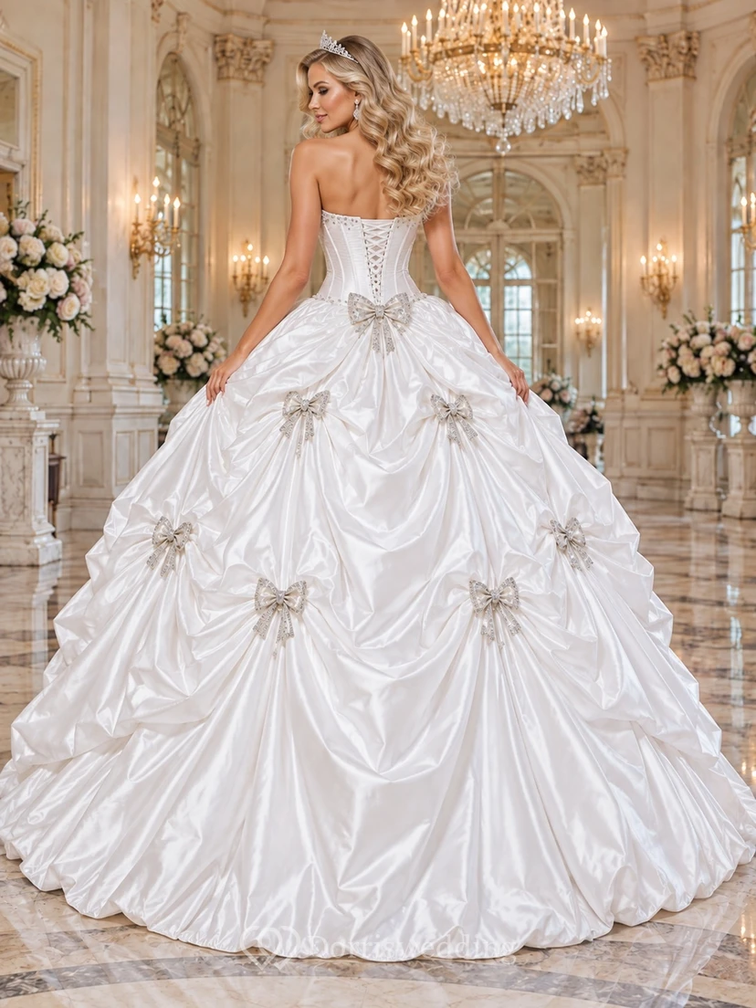 Trägerloses, herzförmiges Brautkleid mit Kristallbesatz, Satinrock mit Raffung und juwelenbesetzter Taillenschleife view 2