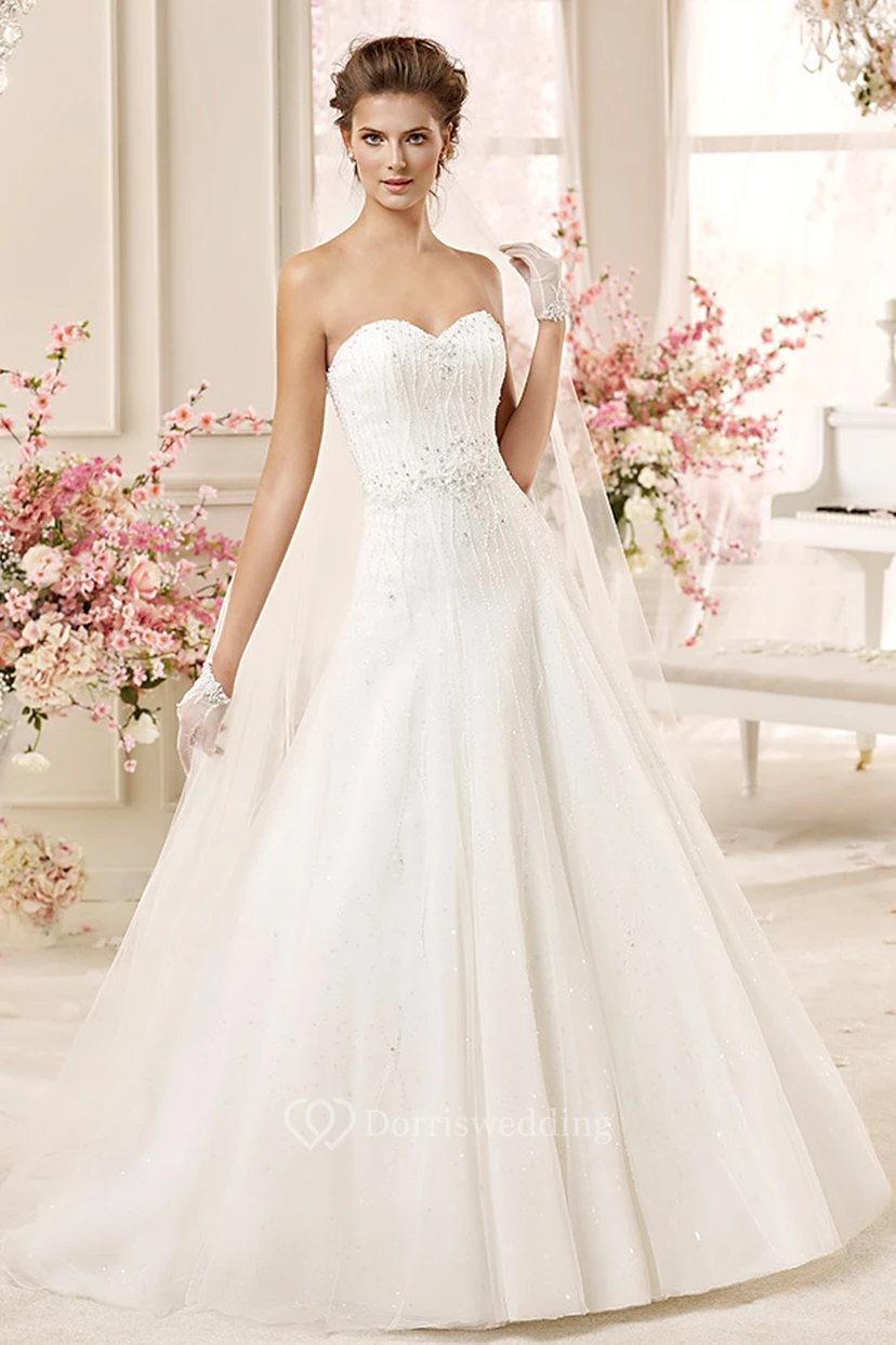 Brautkleid in A-Linie mit herzförmigem Ausschnitt, Perlenbesatz, Faltenrock und Schnürung am Rücken.